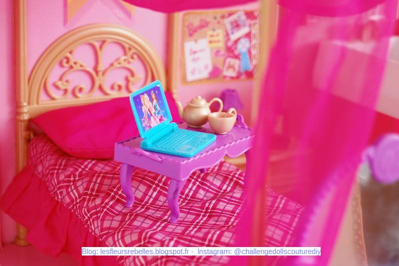 Trouvaille: la maison pliable Barbie Chambre Magique 2-en-1 [Barbie  Princess Charm School Royal Bed and Bath Playset]