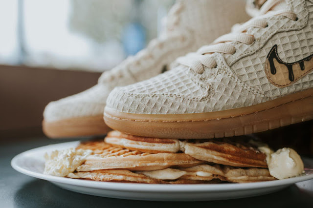 Nike vai lançar modelo de tênis inspirado em waffles o tênis vem em um tecido que reproduz a cor e a textura dos waffles, além de trazer o