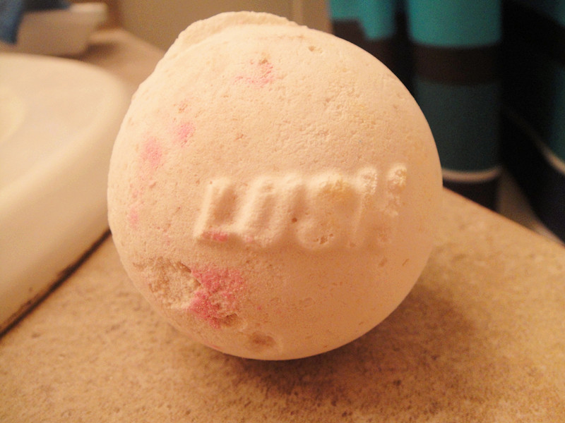 無聊的blog blog REVIEW Lush Butterball Bath Bomb