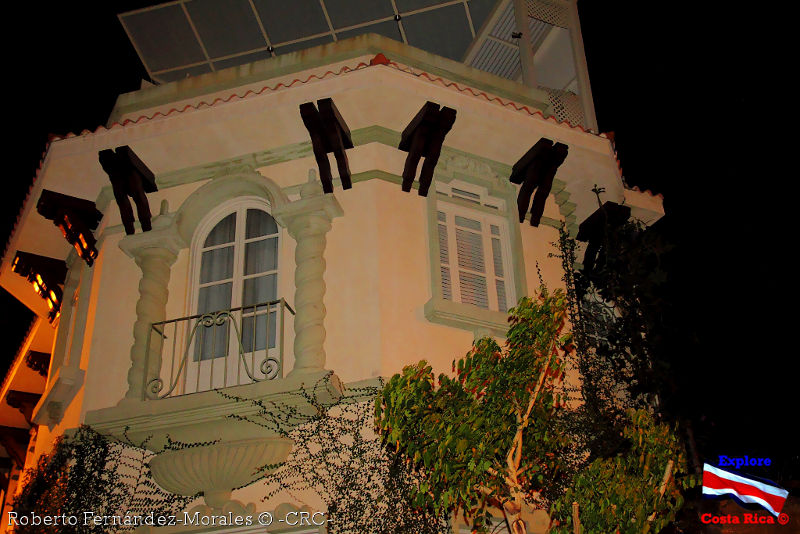 Explore Costa Rica: Un paseo por San José -La Casa Amarilla y sus