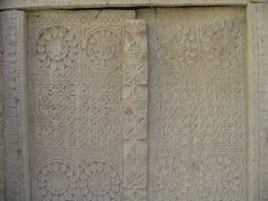 در چوبي منبت کاري شده در قلعه سب که در در اواخر قرن 11 هجري قمري