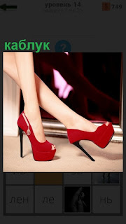 Высокий каблук красного цвета туфель у женщины на ногах