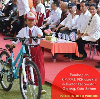 Meninjau Bendungan Sei Gong di Batam, Presiden Jokowi Serahkan 807 KIP untuk  pelajar, 528 PMT, dan KIS untuk 132 Warga