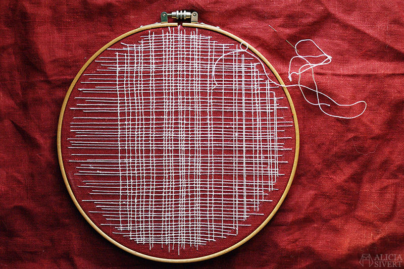 Asymmetrisk bottenssöm, broderi av Alicia Sivertsson.