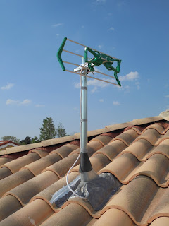 Antenne fixée dans les combles avec une étanchéité par tuile en plomb. depannage_antenne_parabole, reparation_antenne_parabole, vente_antenne_parabole.