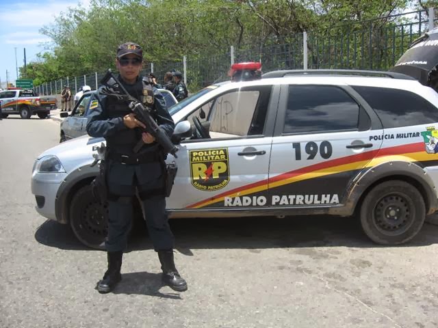 MILITARES DA RADIOPATRULHA DURANTE BLITZ