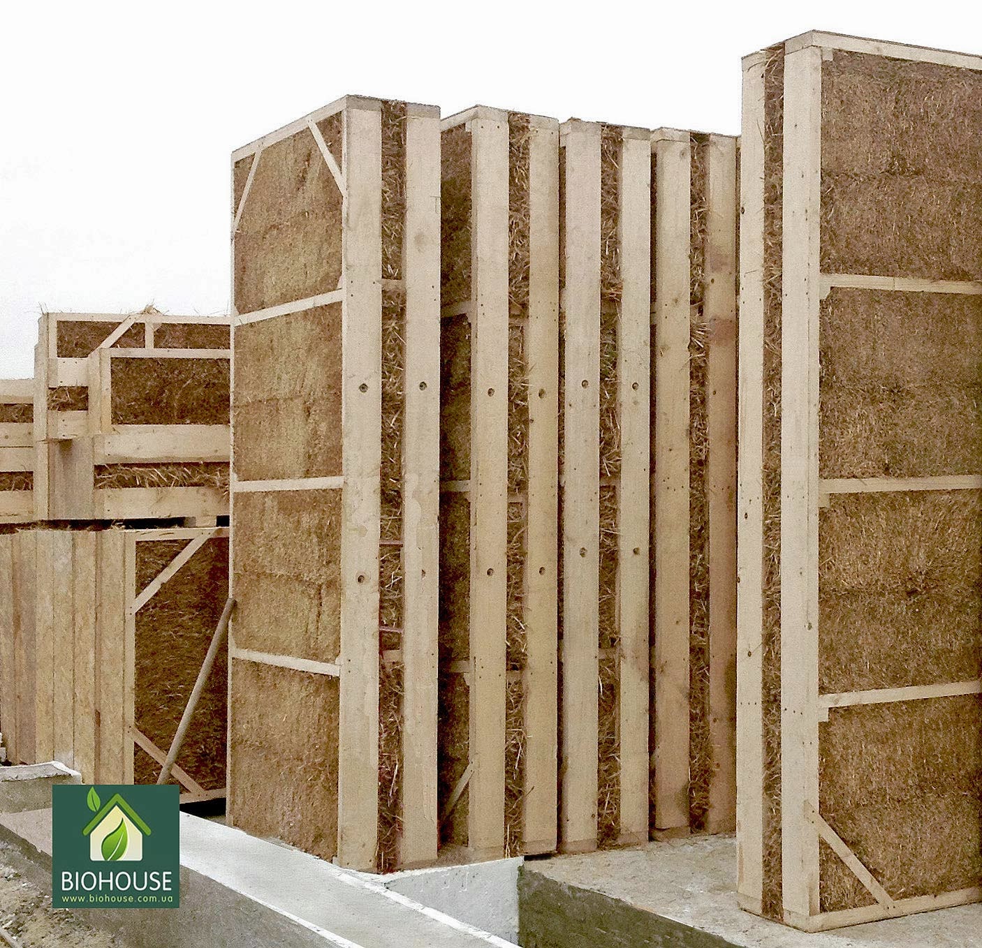 современные строительные материалы. строительные материалы для кладки стен. из каких материалов возводят стены. газосиликатные блоки d800. стройка дома.