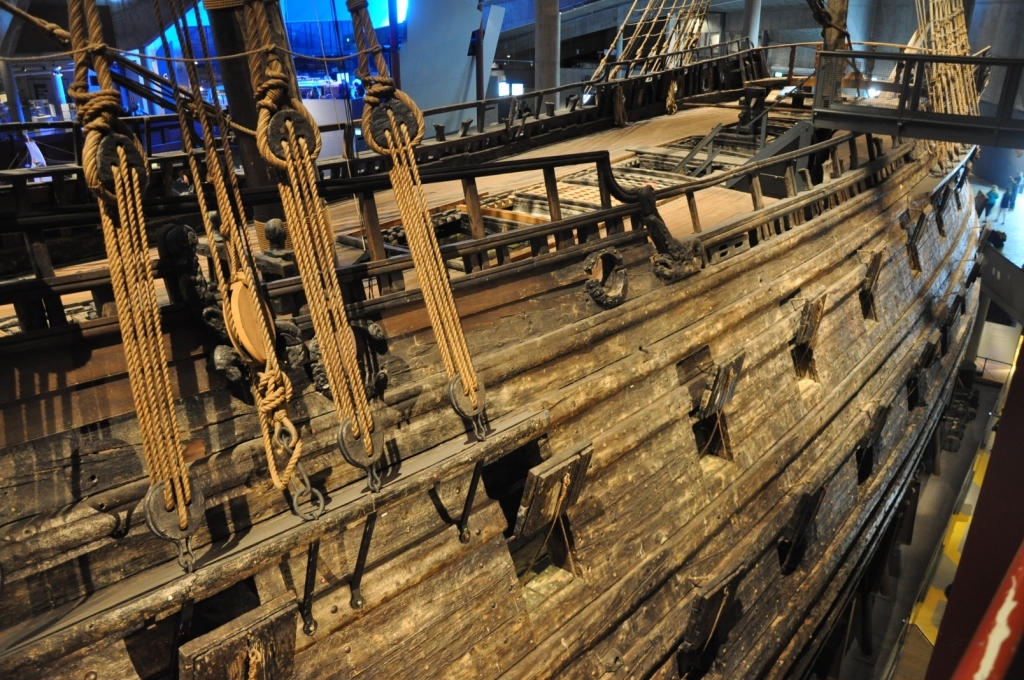 Между палубами. Корабль Васа Швеция киль. Корабль Галеон палуба. Носовая часть галеона. Старинные деревянные корабли.