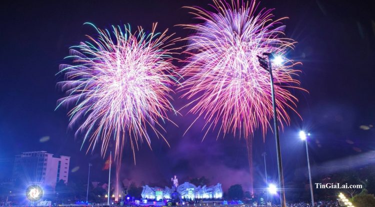 Gia Lai bắn pháo hoa 15 phút trong đêm hội Giao thừa mừng Xuân Kỷ Hợi 2019