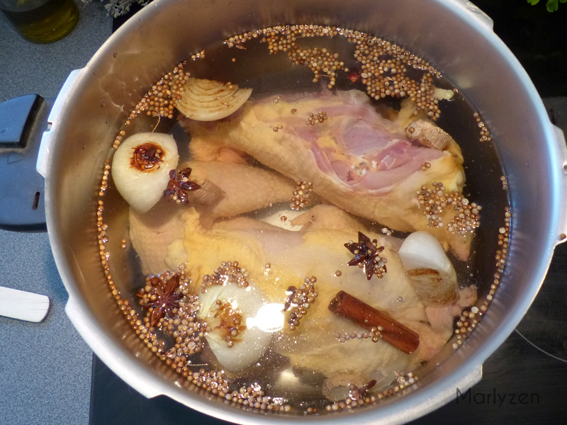 Préparation du bouillon pour soupe pho au poulet.