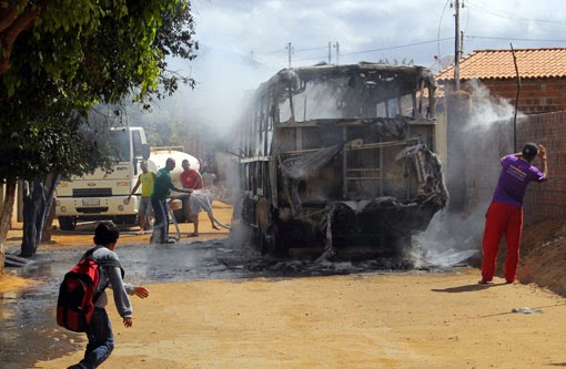 Brumado: Ônibus é incendiado em represália à morte de bandidos Ônibus é incendiado
