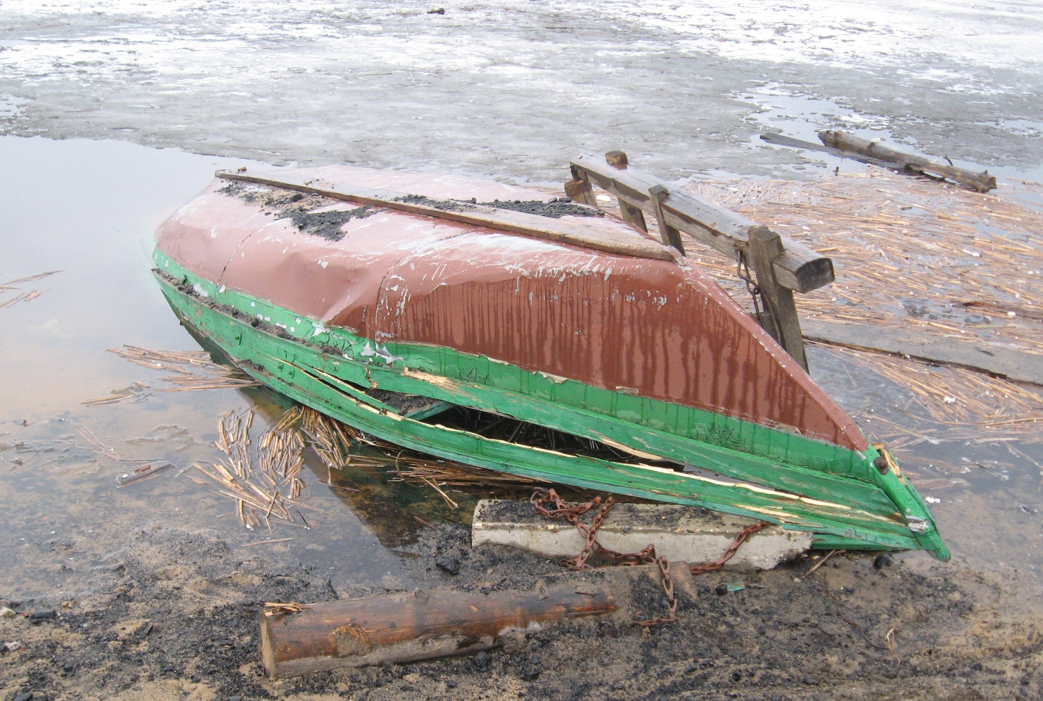 Разбившаяся лодка. Разбитая лодка. Разломанная лодка. Сломанная деревянная лодка. Разбитая шлюпка.