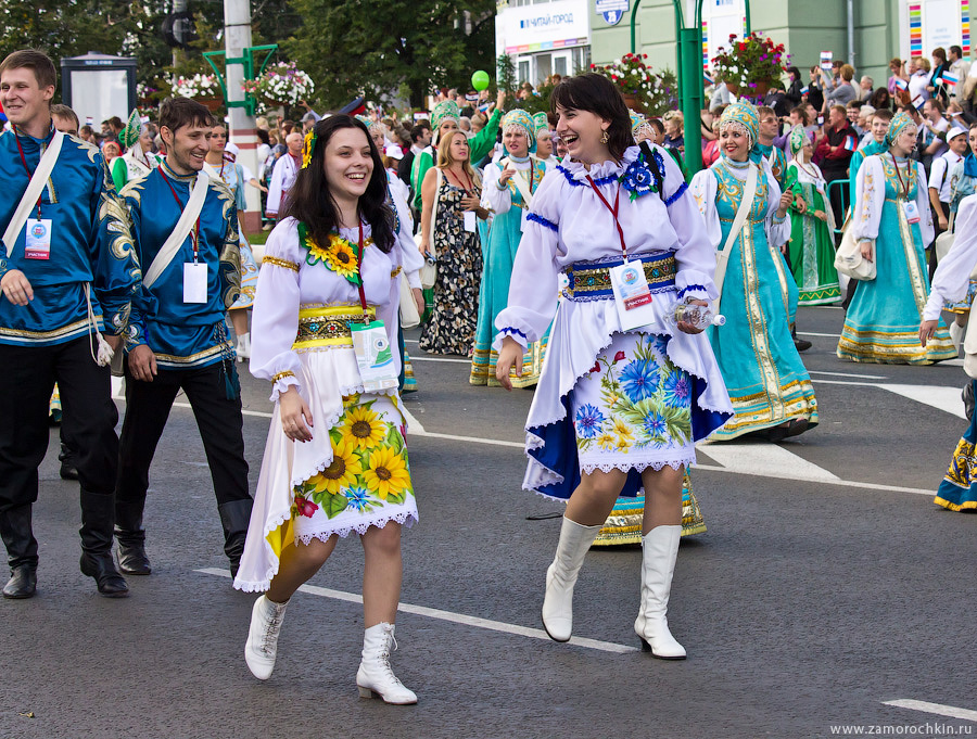 Участники театрализованного парада 'ВСЕ мы - Россия'. Тысячелетие единения мордовского народа с народами Российского государства