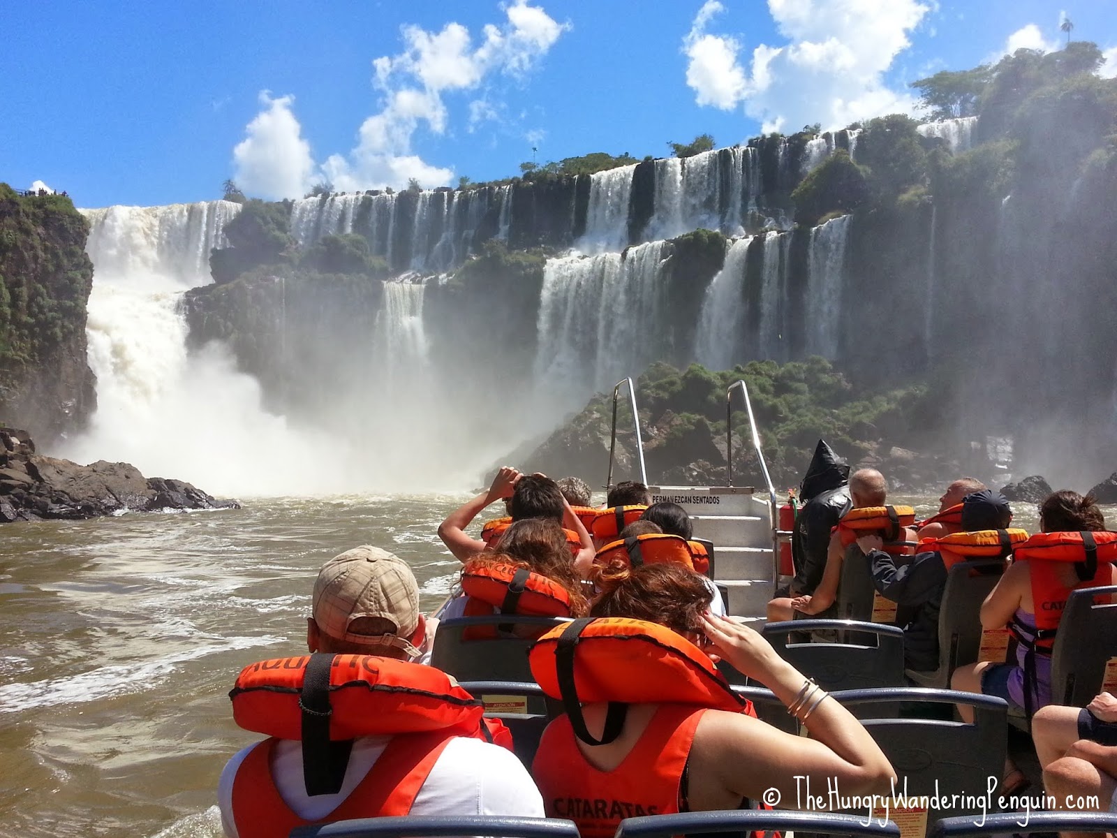 Тур на водопады. Макуко сафари Бразилия. Водопады Игуасу Аргентина. Водопад Игуасу туристы. Экскурсия Макуко-сафари Бразилия.