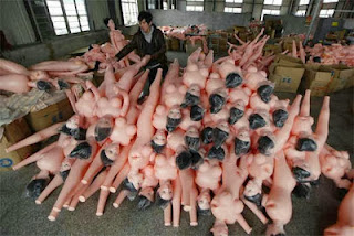 http://kantepur.blogspot.com/2013/11/model-breastfeeding-cows-sabrina-boing.html?utm_source=BP_recent