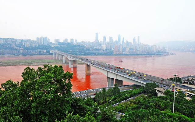 نهر اليانغتسى فى الصين يتحول الى اللون الأحمر