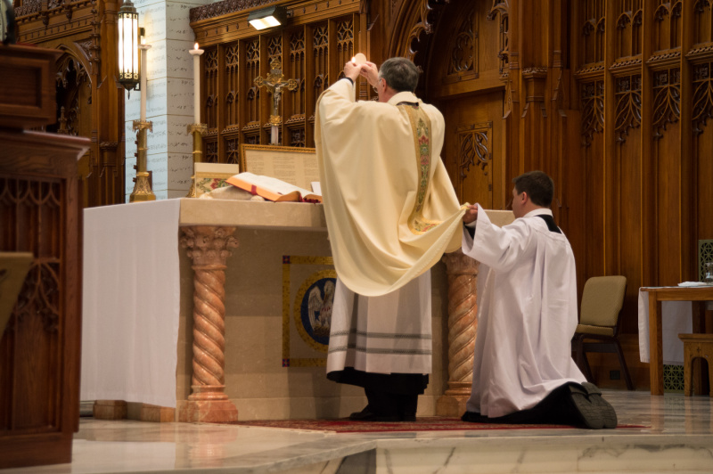 CATHOLICVS Ad Orientem y en latín Santa Misa de Acción de Gracias por el primer aniversario