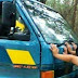 Lihat Kejanggalan Pada Foto Orang Dorong Truk Ini? Coba Perhatikan di Bawah Wanita Baju Putih Terdapat Sesosok…