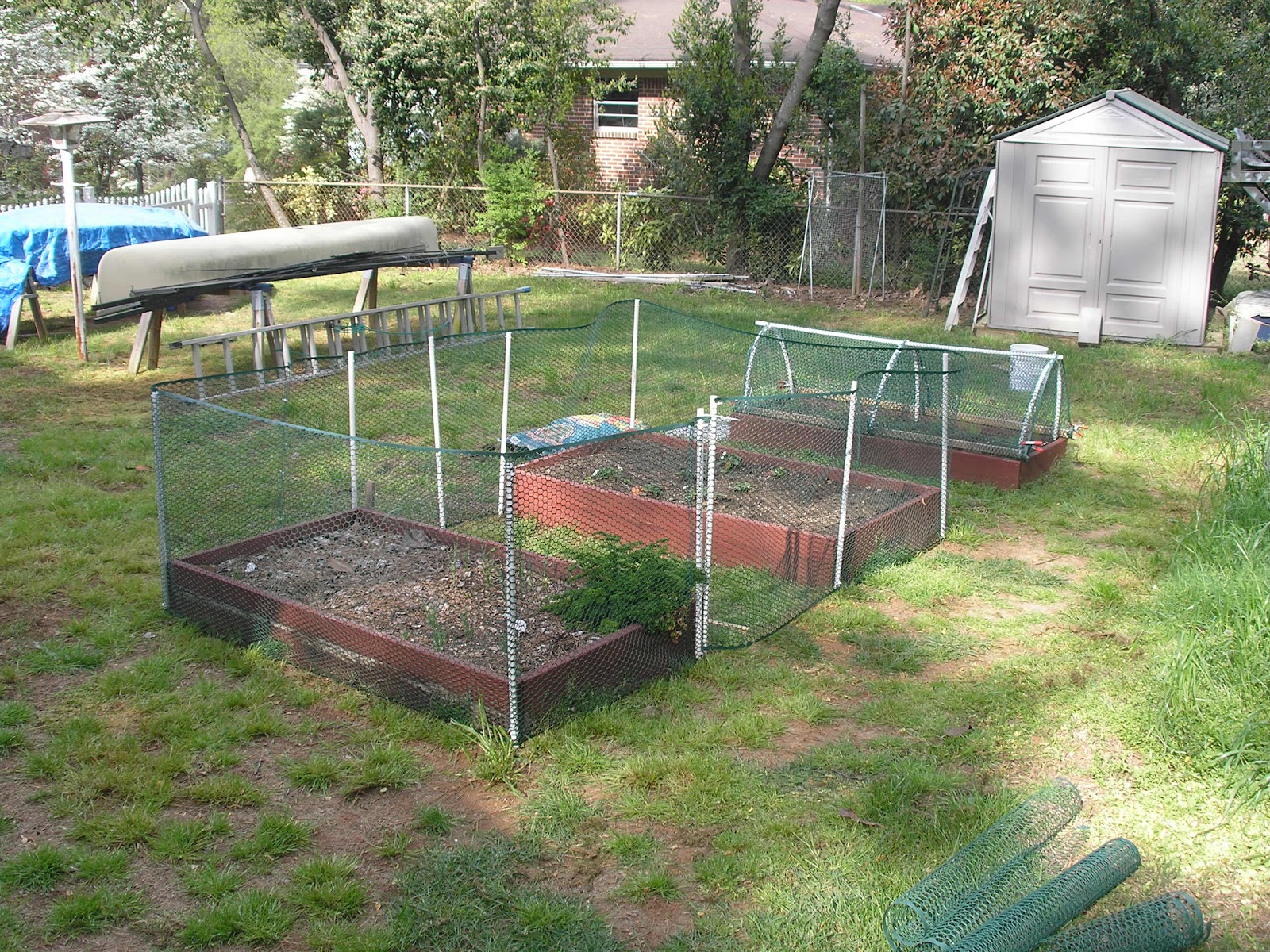 Alabama Empty Nester: Put a Fence Around Raised Beds