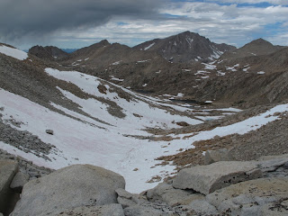 Der Abstieg von Feather Pass zu Bear Paw Lake und Ursa Lake; im Hintergrund Mount Hilgard