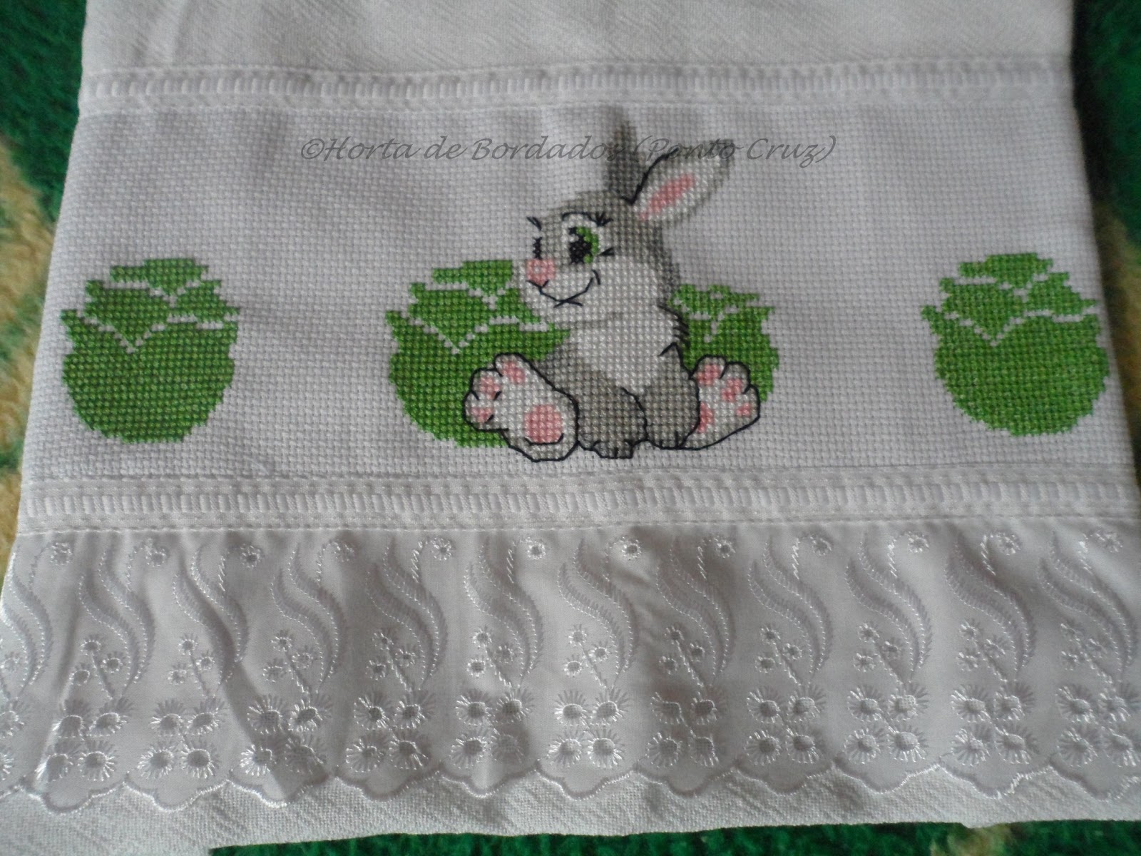 Horta de Bordados : coelho em ponto cruz