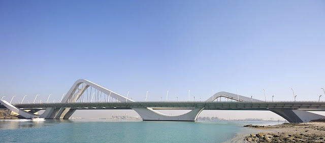 建築家が設計した、渡りたくなるステキな橋5つ　シェイク・ザーイド・ブリッジ　　ザハ・ハディット
