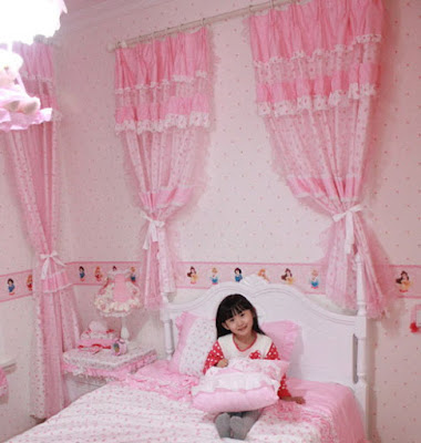 Tạo lên sự mơ mộng cho phòng ngủ của bé gái với rèm màu hồng