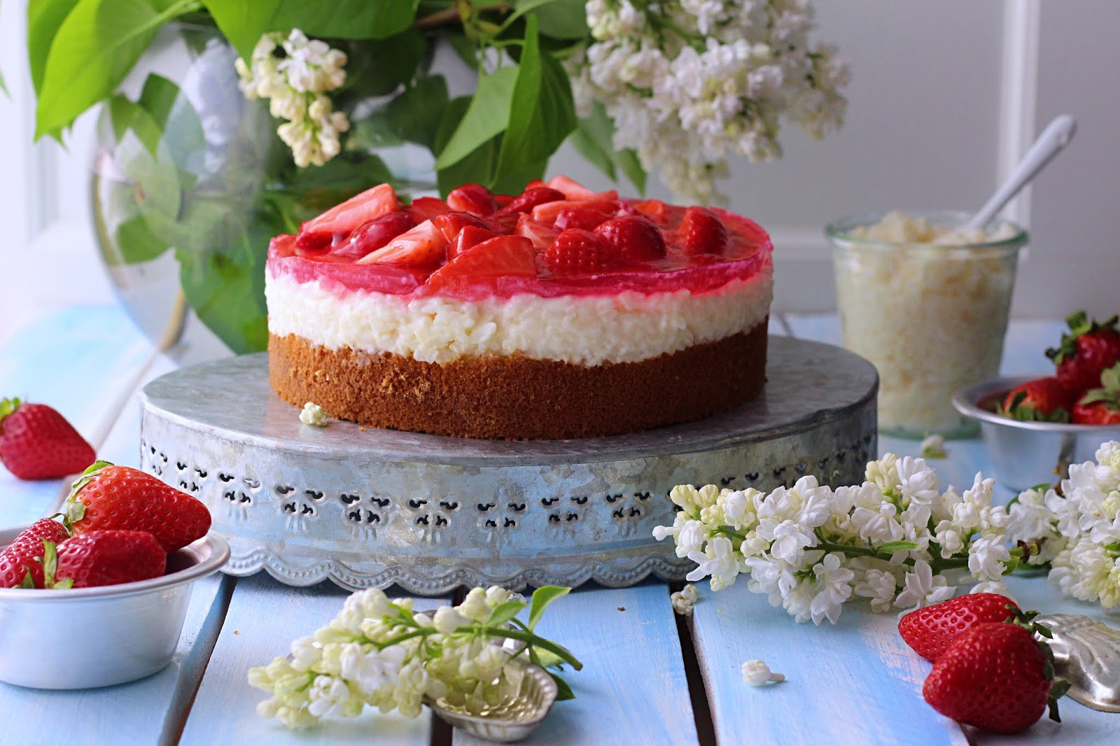 Erdbeer-Milchreis-Kuchen mit lockerem Vanille-Boden - Biskuitwerkstatt