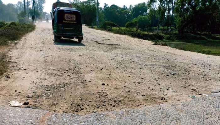Khanakhand-filled Banskhali main road: communication system at risk! খানাখন্দে ভরা বাঁশখালী প্রধান সড়ক: ঝুঁকির কবলে যোগাযোগ ব্যবস্থা!