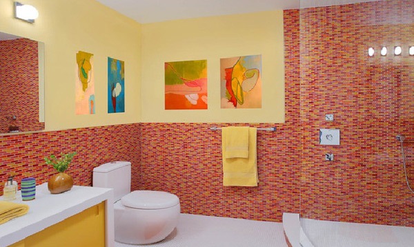Kamar Mandi Unik dengan Dinding Mozaik Warna-Warni