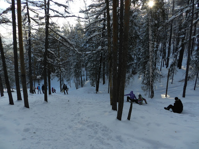 Люди скатываются с горы Сугомак