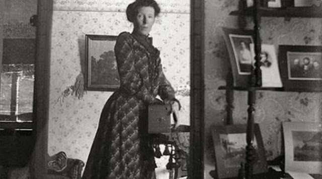 Tren Foto Selfie Sudah Ada Sejak Jaman Dahulu, Inilah 7 Foto Selfie Kuno Paling Terkenal di Dunia Tren Foto Selfie Sudah Ada Sejak Jaman Dahulu, Inilah 7 Foto Selfie Kuno Paling Terkenal di Dunia