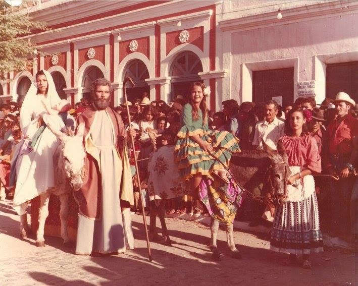 Desfile de Abertura da Corrida de Jericos com a Tradicional Sagrada Família Desfile de Abertura da Corrida de Jericos com a Tradicional Sagrada Família