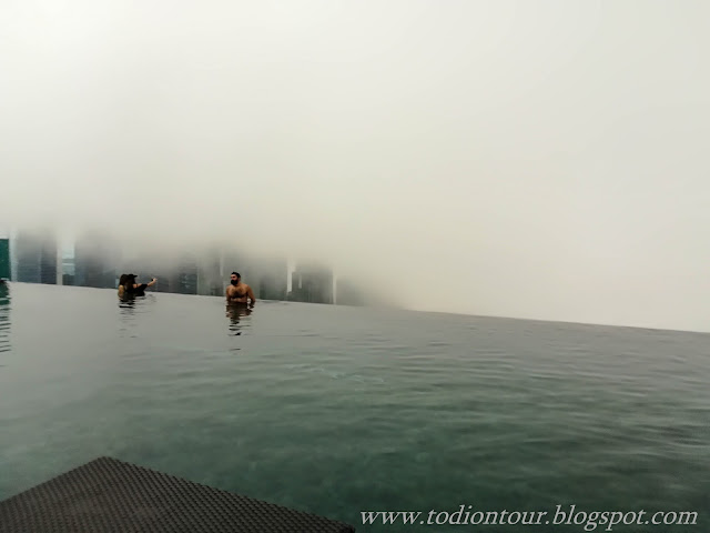 Der Pool des Marina Bay Sands verschwindet in Wolken