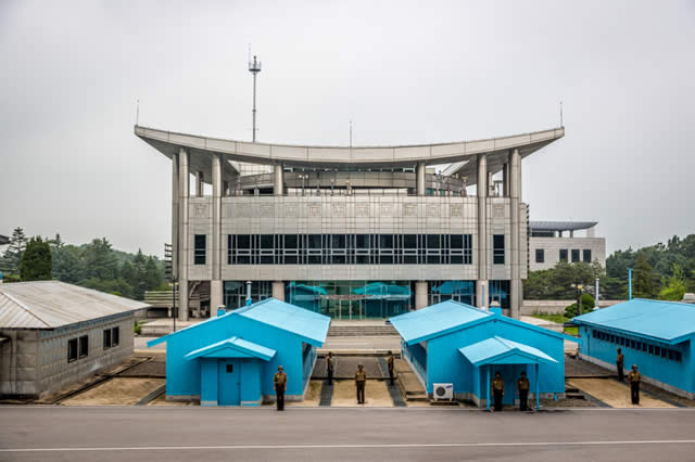 Demilitarized zone. Currency between North Korea and South Korea - DMZ - Zona desmilitarizada. Divisa entre a Coreia do Norte e a Coreia do Sul Demilitarized zone. Currency between North Korea and South Korea - DMZ - Zona desmilitarizada. Divisa entre a Coreia do Norte e a Coreia do Sul