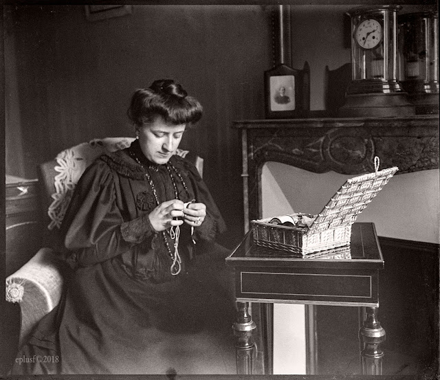 Suzanne coud vers 1907