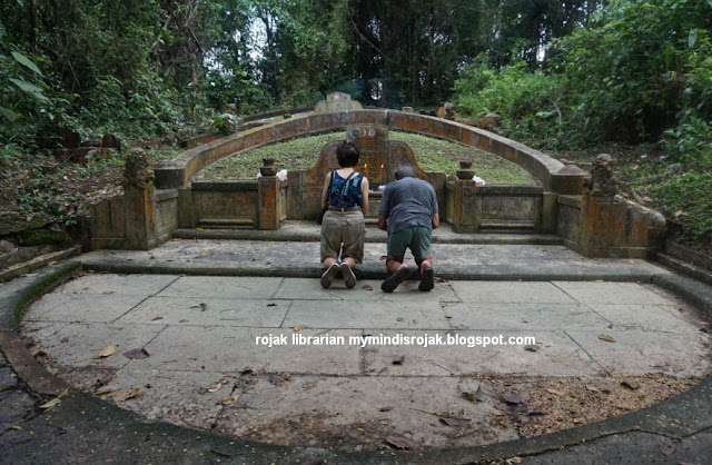 Paying respects to ancestors during Qing Ming at Bukit Brown Paying respects to ancestors during Qing Ming at Bukit Brown