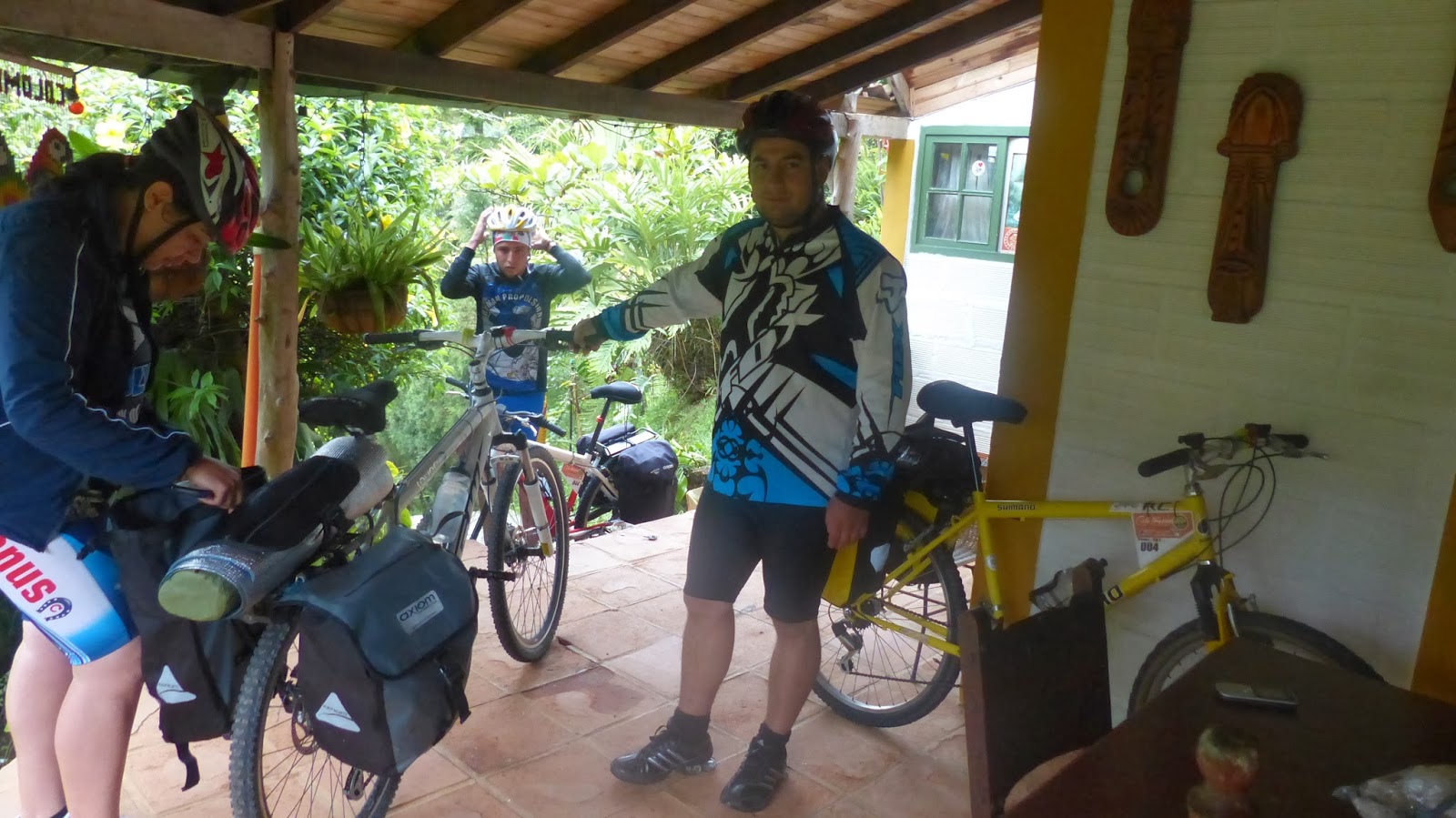 Casa de ciclistas de medellin Viaje de Esmeralda Zapata, Daniel