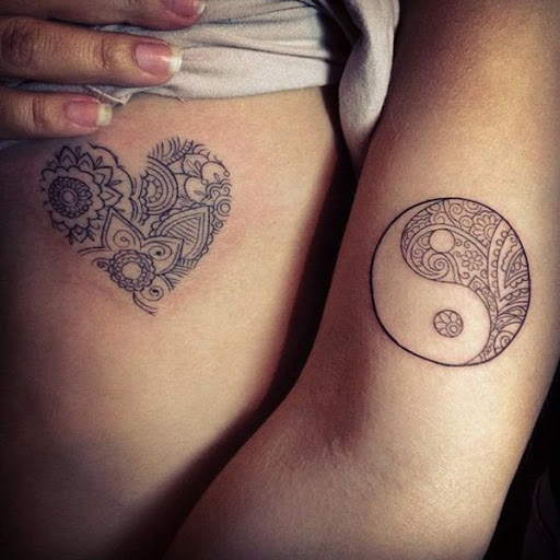 Coração e floral inspirado Yin Yang tatuagem. Você pode personalizar seu próprio Yin Yang tatuagem, dependendo das crenças que você tem e o que você deseja transmitir em sua tatuagem.