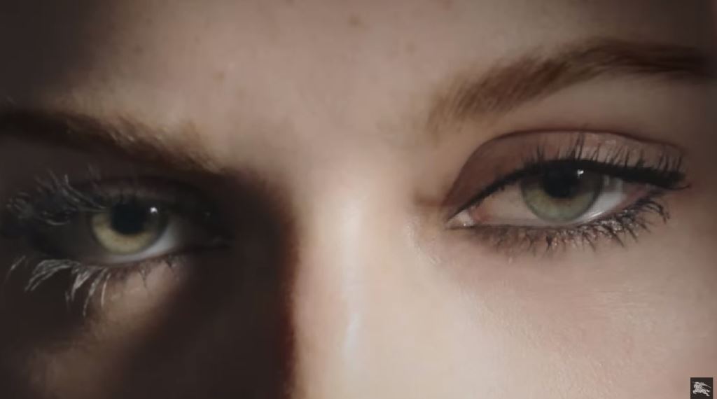 foto modella burberry mascara spot pubblicita testimonial