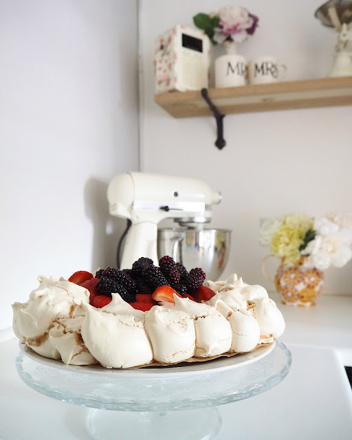 Best easy meringue recipe, how to get egg whites to stiffen to create an easy to make meringue summer pavlova. Make sure you whisk the egg whites for a long time, you can't overwhisk. Add the sugar slowly and keep whisking.