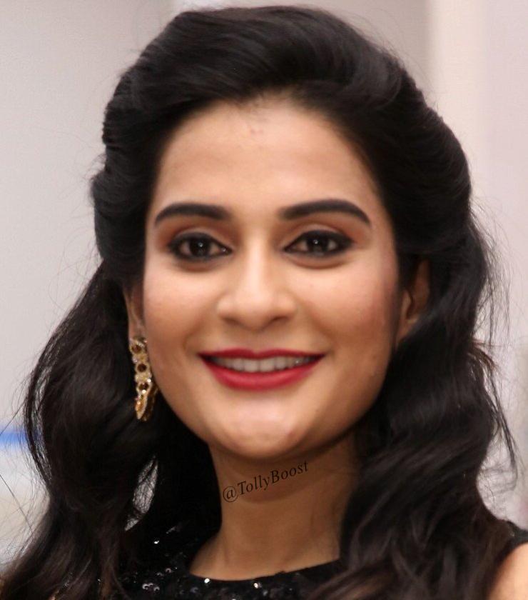 Indian Beautiful Girl Jenny Honey Long Hair Smiling Face Close Up