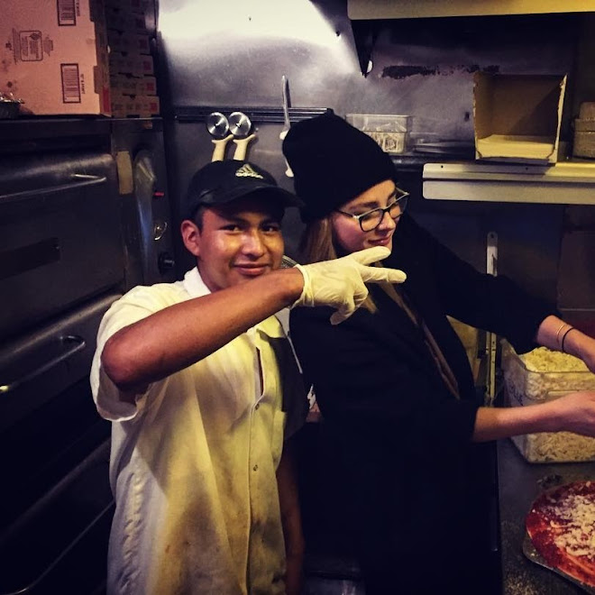 Video： ニューヨークのピザ屋さんで、いきなり、ピザ作りに挑戦のクロエ・モレッツちゃん ! !