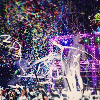 Nice Carnaval - Statue of David with confetti and streamers