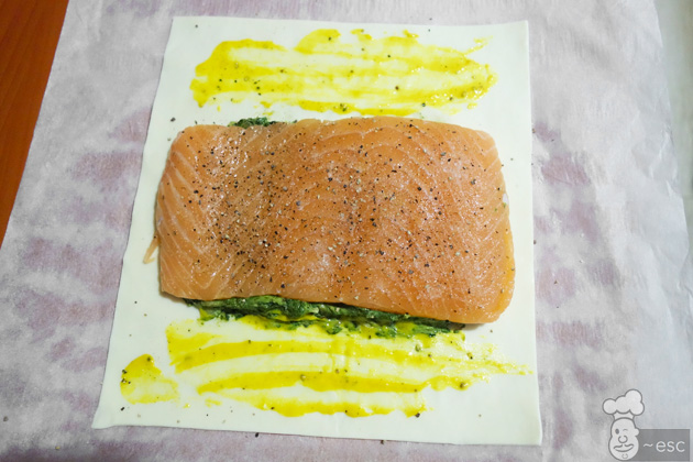 Hojaldre de salmón con espinacas. Receta de salmón wellington