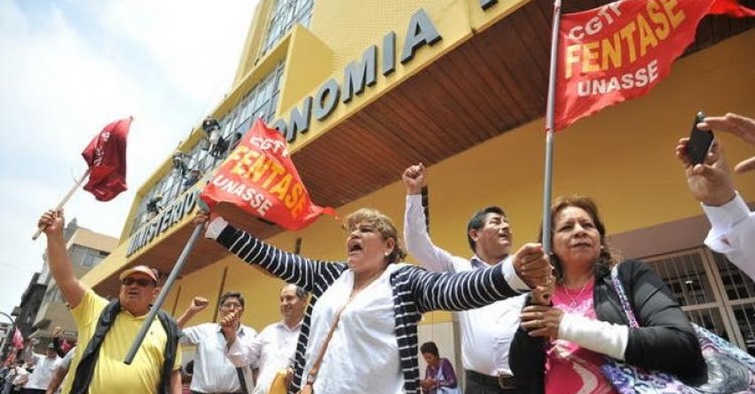 Trabajadores administrativos del Estado llevan 15 días de huelga y anuncian el arribo de delegaciones de todo el país Trabajadores administrativos del Estado llevan 15 días de huelga y anuncian el arribo de delegaciones de todo el país