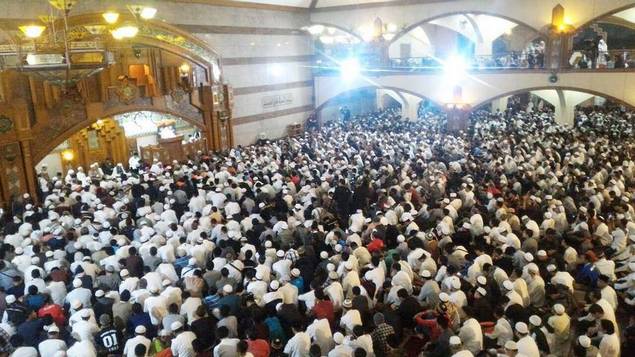 Umat Muslim Berbondong-Bondong Laksanakan Shalat Subuh Berjamaah, Lihat Foto-Fotonya