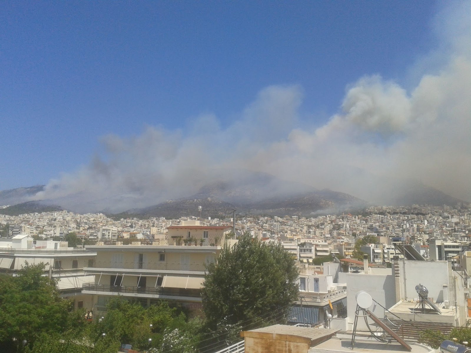ΤΩΡΑ... ΣΚΛΗΡΗ ΜΑΧΗ ΣΕ ΚΑΡΕΑ - ΗΛΙΟΥΠΟΛΗ ΠΟΥ ΚΑΙΓΟΝΤΑΙ ...