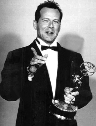 Bruce Willis Foto de Bruce Willis feliz con premio