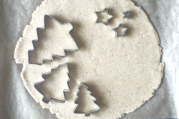 SNOW CLAY : great for winter arts & crafts & for making ornaments (easy recipe!) #snowclay #snowclayrecipe #snowrecipesforkids #makesnow #ornamentsdiy #kidmadeornaments #ornamentcraftsforkids #winteractivitiesforkids #growingajeweledrose